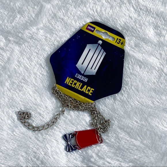 Doctor Who Fez & Bow tie Necklace - Picture 5 of 5